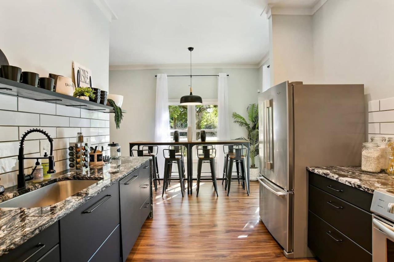Sun Lit Modern Home With Good Vibes And Lots Of Coffee - Designedbydom Атланта Экстерьер фото